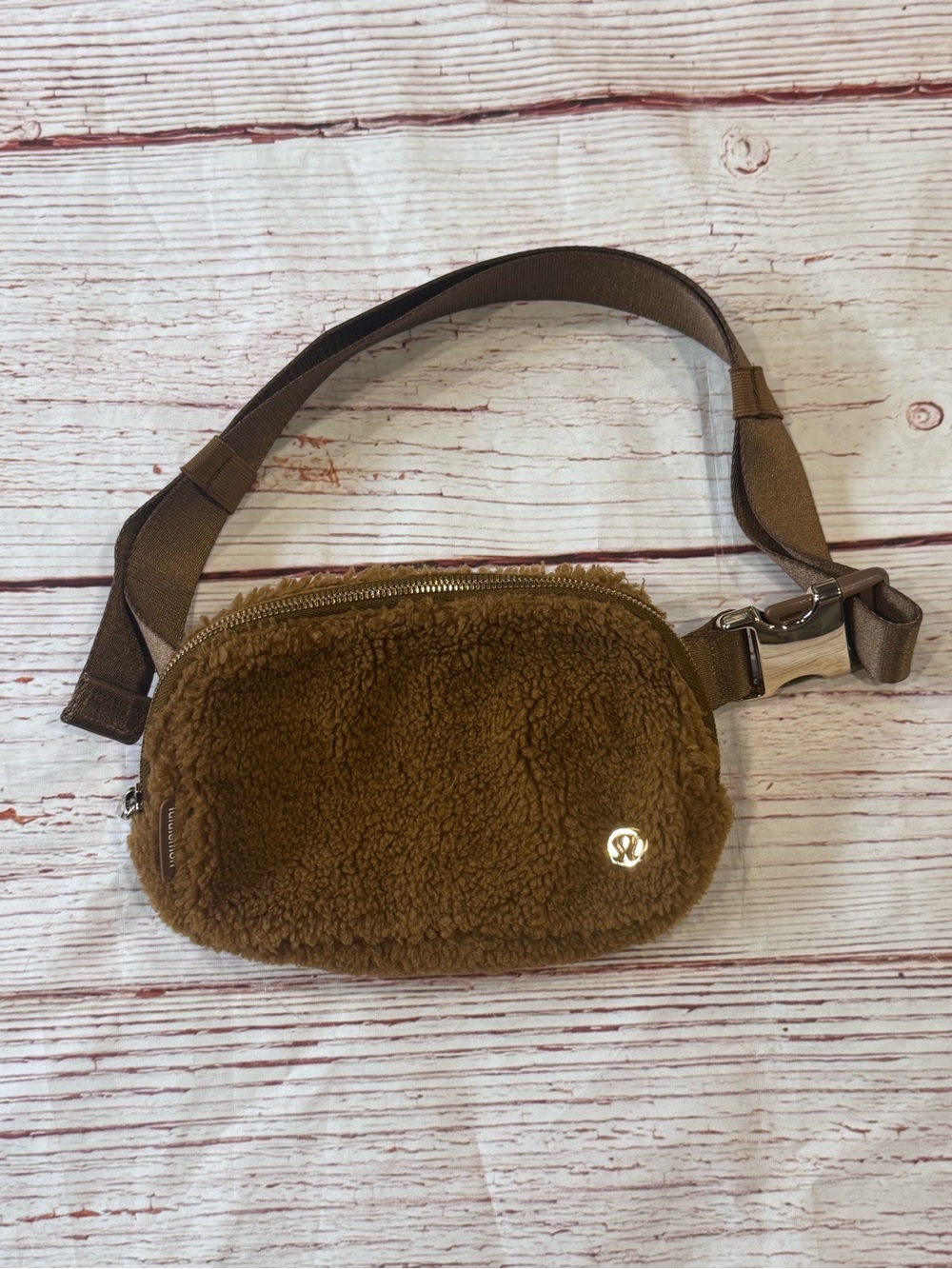 Lululemon Everywhere Belt Bag 1L
Fleece Gold Hardware in Burnt Caramel